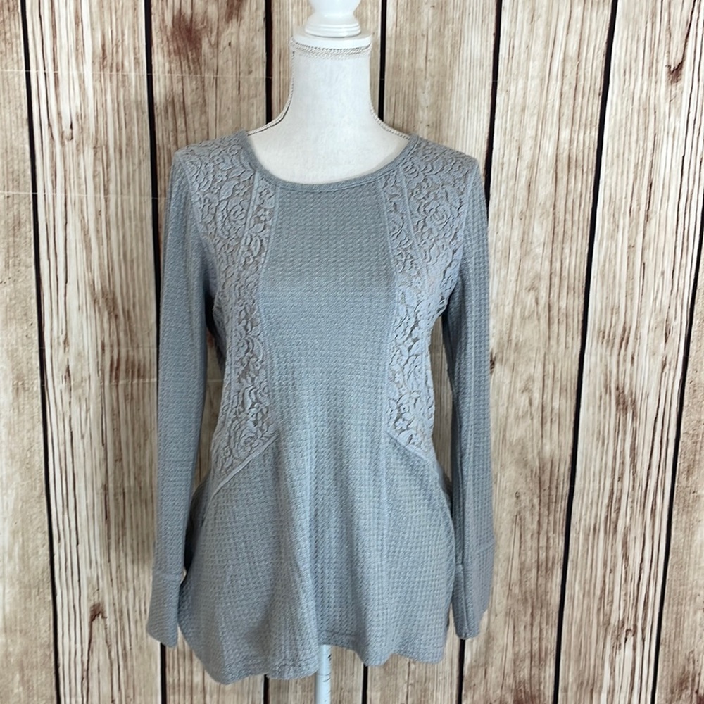 Downeast Blue/Gray Hi Lo Sweater w/Floral Design and Waffle-like texture. Medium